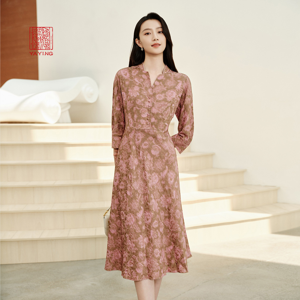 雅莹桑蚕丝提花收腰显瘦连衣裙图片