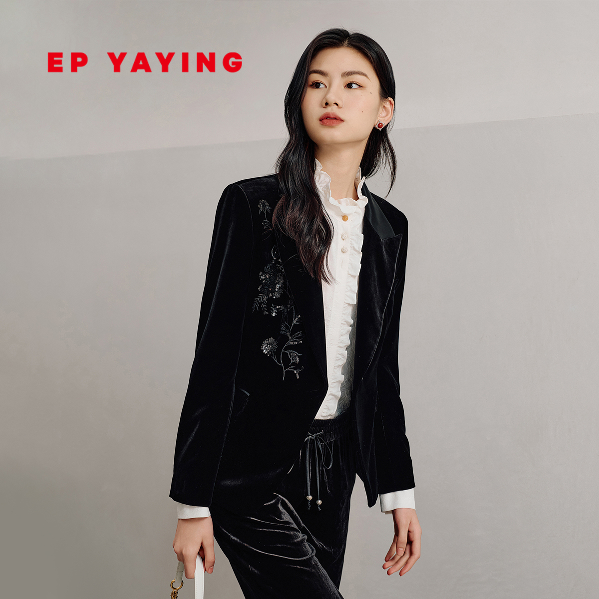 EP雅莹女装 桑蚕丝丝绒刺绣黑色职场西服外套 商场同款 1103A
