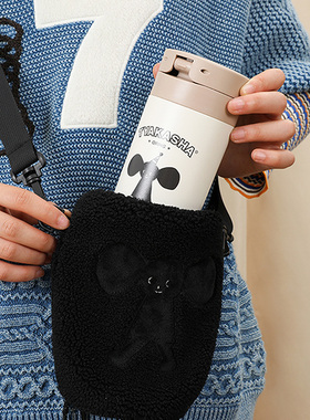 MOMO联名塔卡沙斜挎保温水杯套女黑色毛绒包杯子便携送礼高颜值