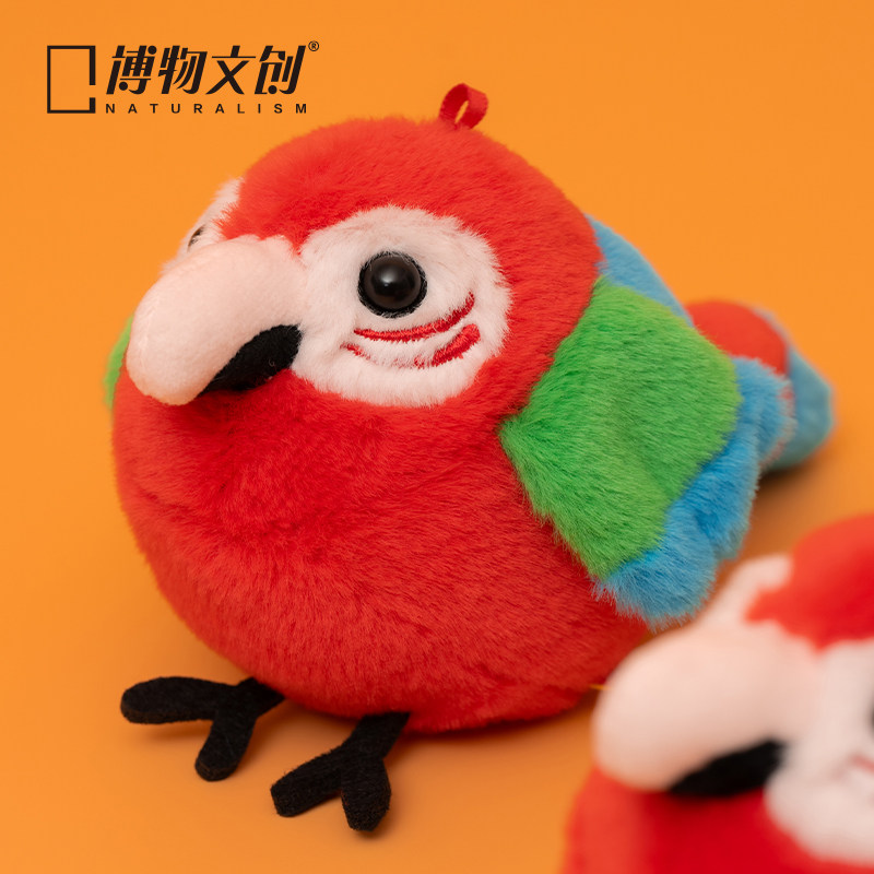 中国国家地理博物文创啾儿红绿金刚鹦鹉毛绒玩偶发声小鸟挂件公仔