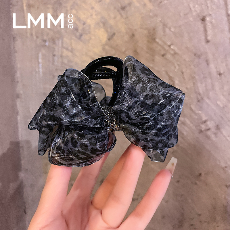女高级感豹纹鲨鱼夹后脑勺发量