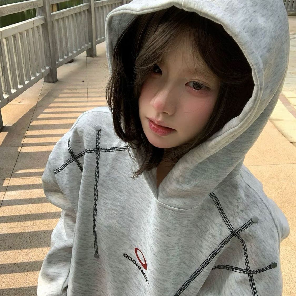 设计感明线拼接灰色连帽卫衣女