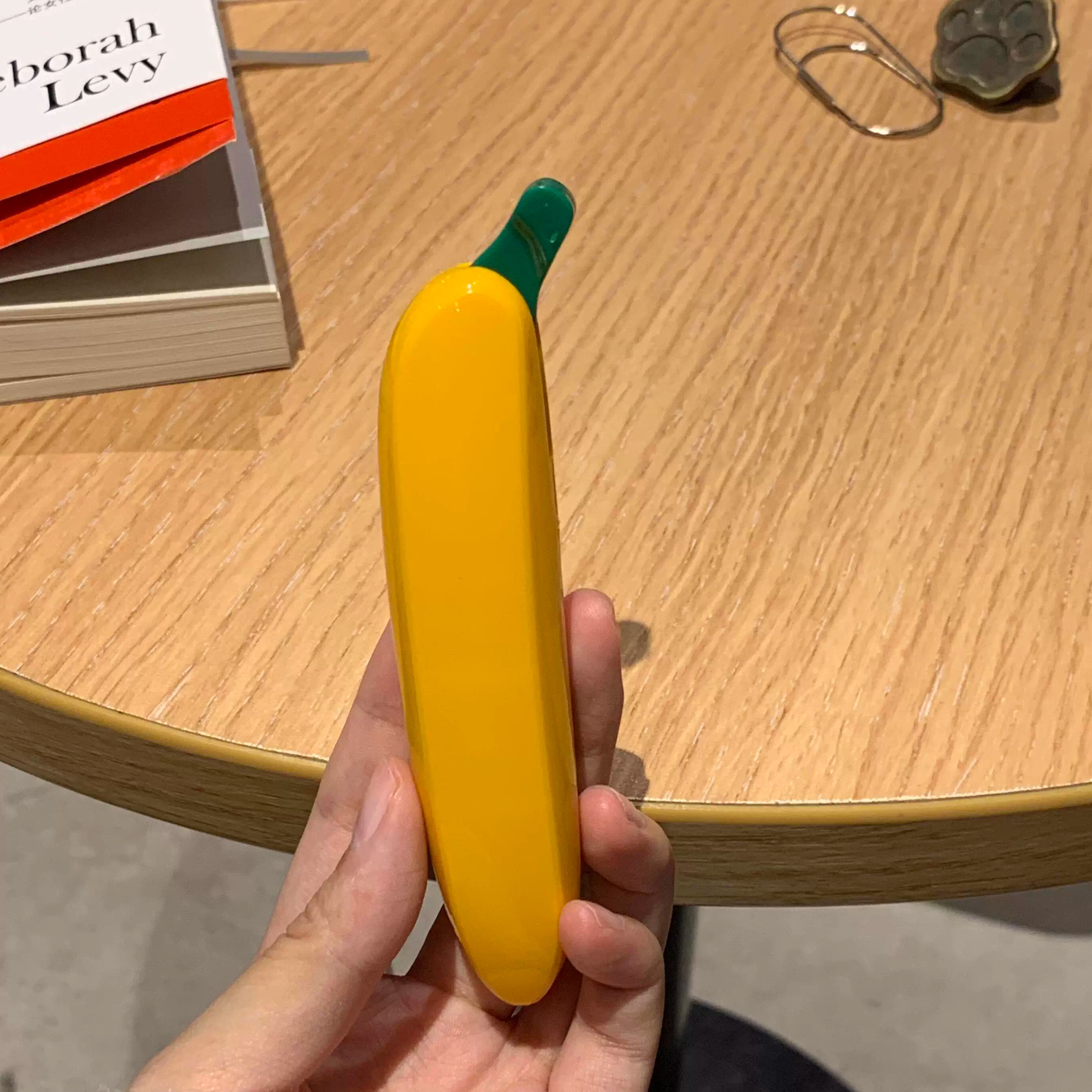 香蕉圆珠笔，建议人手一支