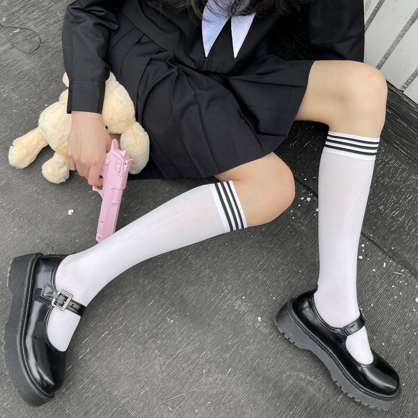 日系jk学院风少女学生美腿中筒袜子白色黑色三杠条纹天鹅绒小腿袜