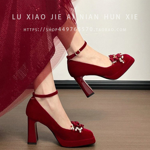 优雅风红色婚鞋女粗跟2026年防水台花朵方头玛丽珍鞋新娘鞋不累脚