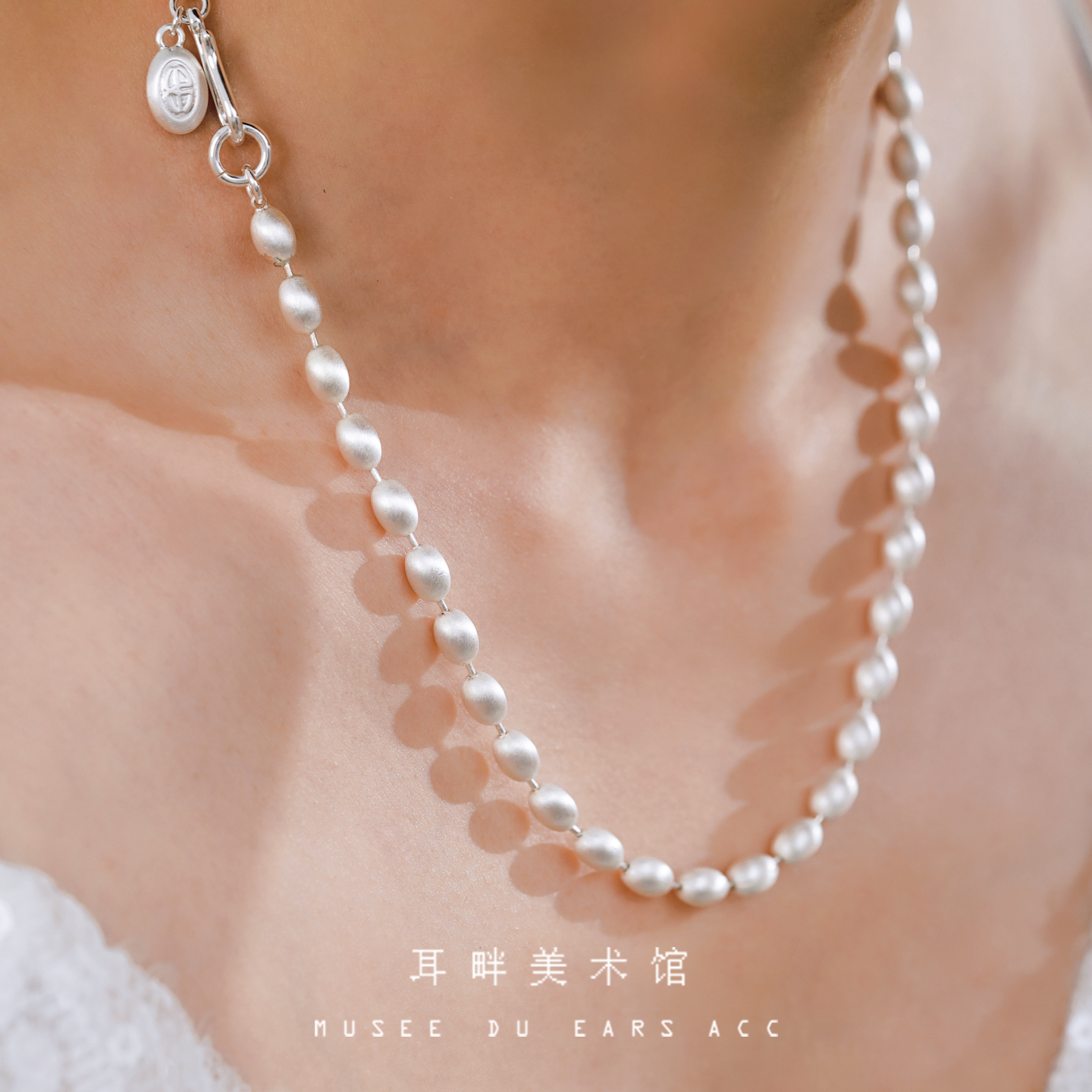 A拉丝金属感米粒珍珠项链设计感