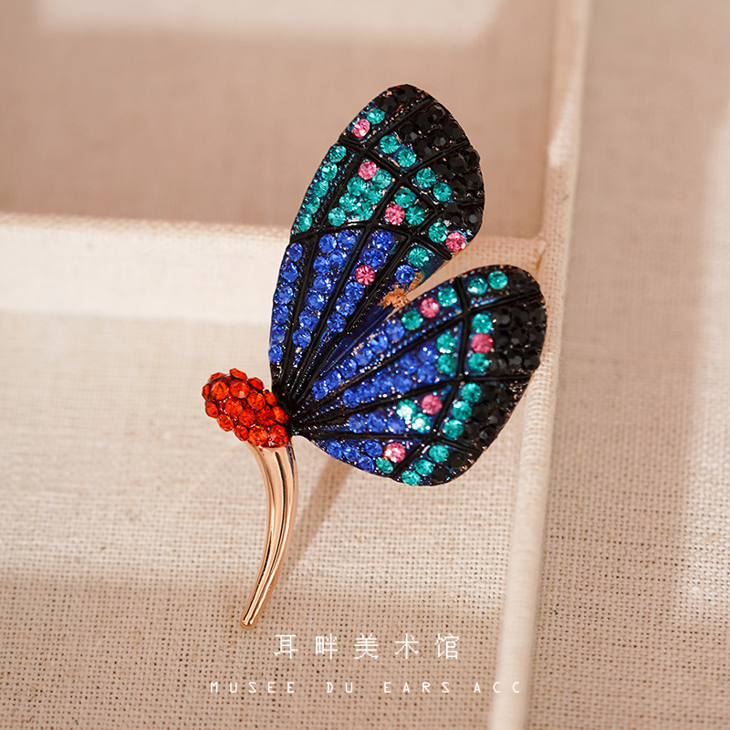 A暗夜蝴蝶超闪锆石胸针