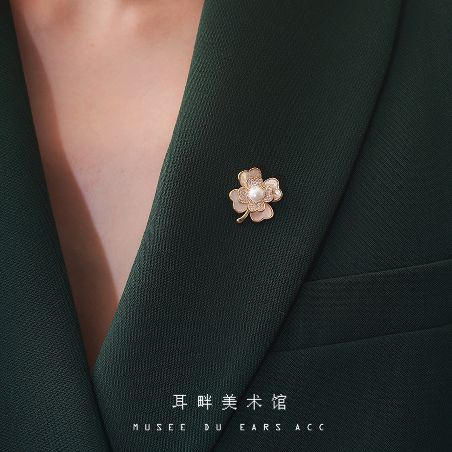 A天然母贝花朵气质小胸针防走光