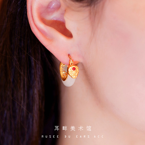 A哑光金龙头纹白玉耳环吉祥