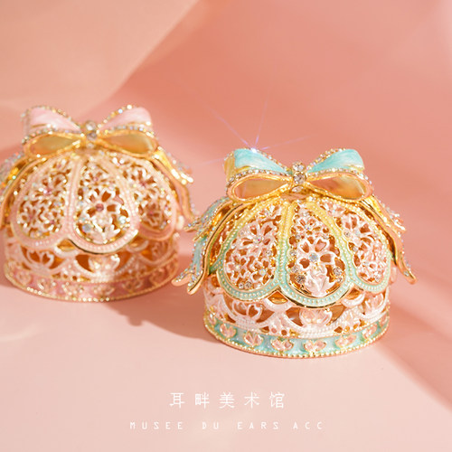 A蝴蝶结皇冠手绘珐琅彩首饰盒