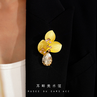 A2025新款 金树叶胸花轻奢胸针女高端精致时尚 小众设计高级配西装