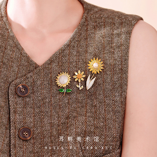 轻奢高端高级感精致时尚 A向日葵可爱小胸针气质胸花女款 小众设计