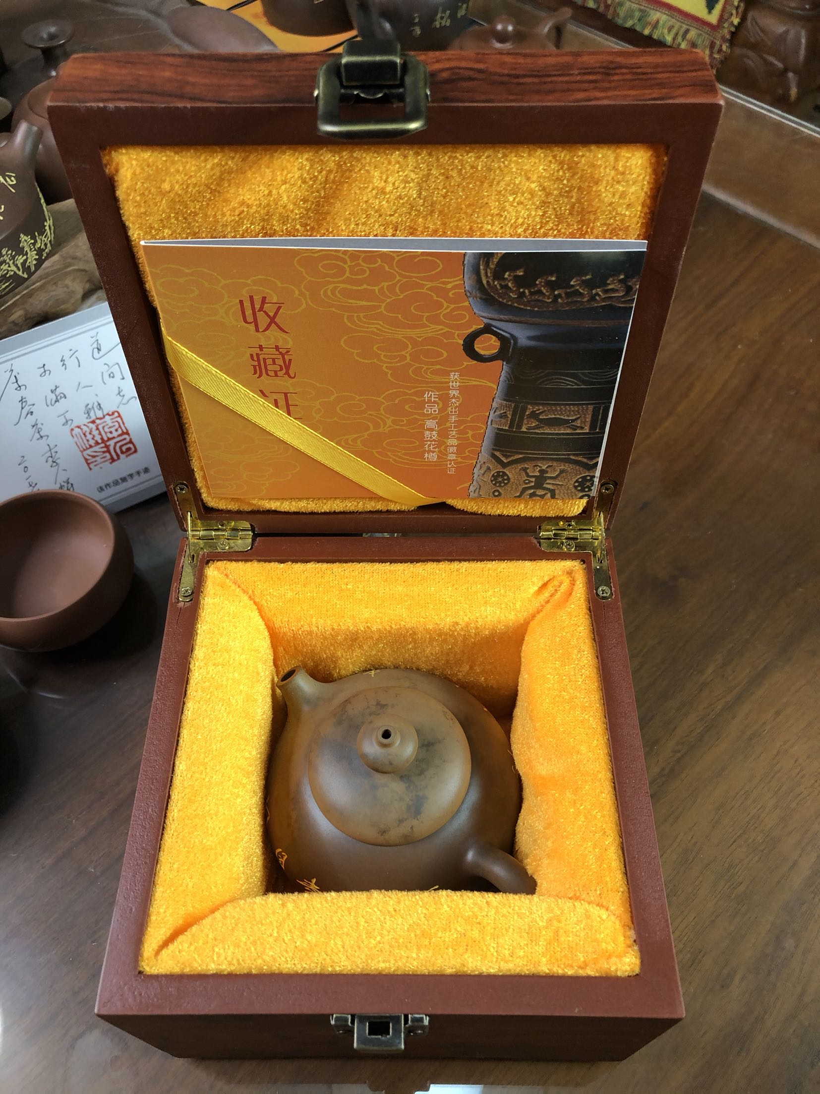 李人帡坭兴陶茶壶包装展示，高档木盒与大师壶搭配。