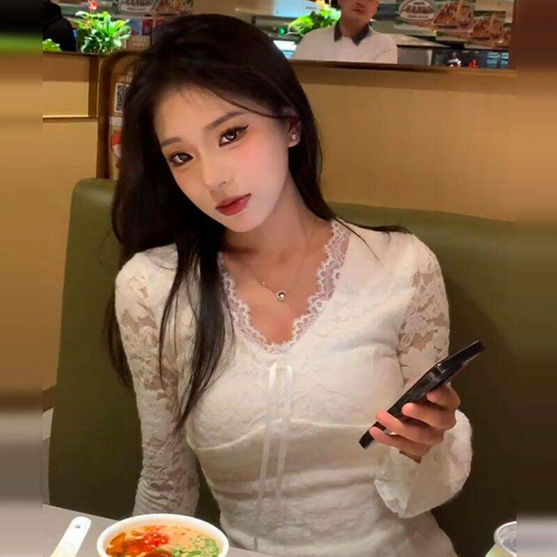 辣妹纯欲白色蕾丝v领长袖t恤女2026新款秋冬季修身内搭打底衫上衣