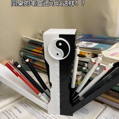 就是用来装笔的呀！文具盒