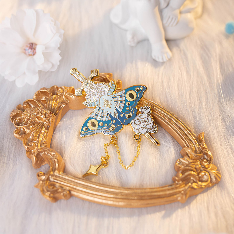 飞蛾与J月色星象金属珐琅徽章