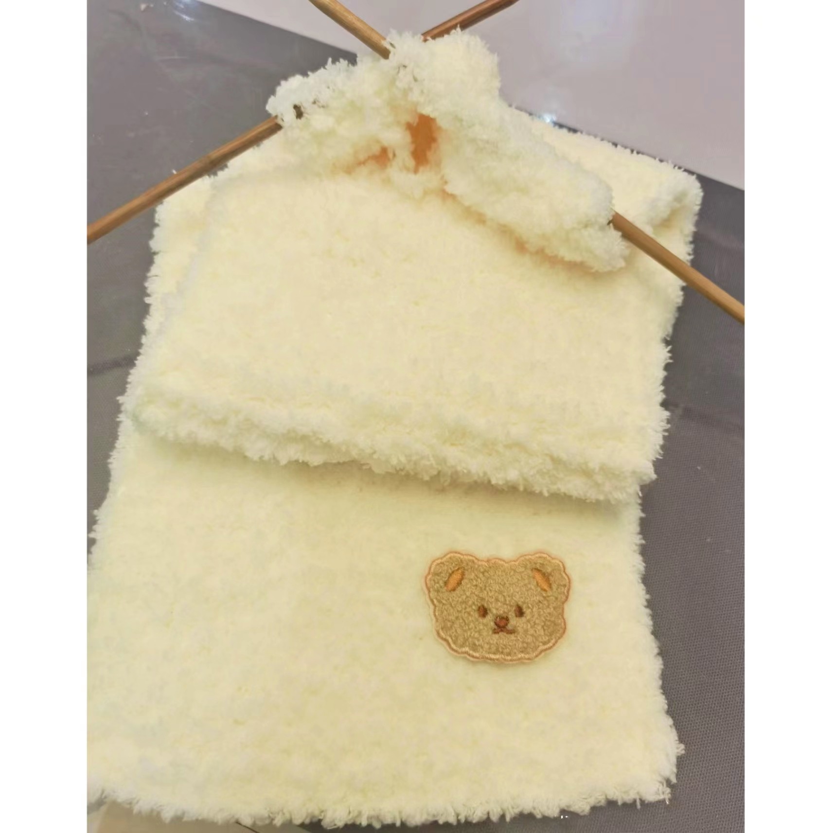 艾苏手工编织珊瑚绒围巾