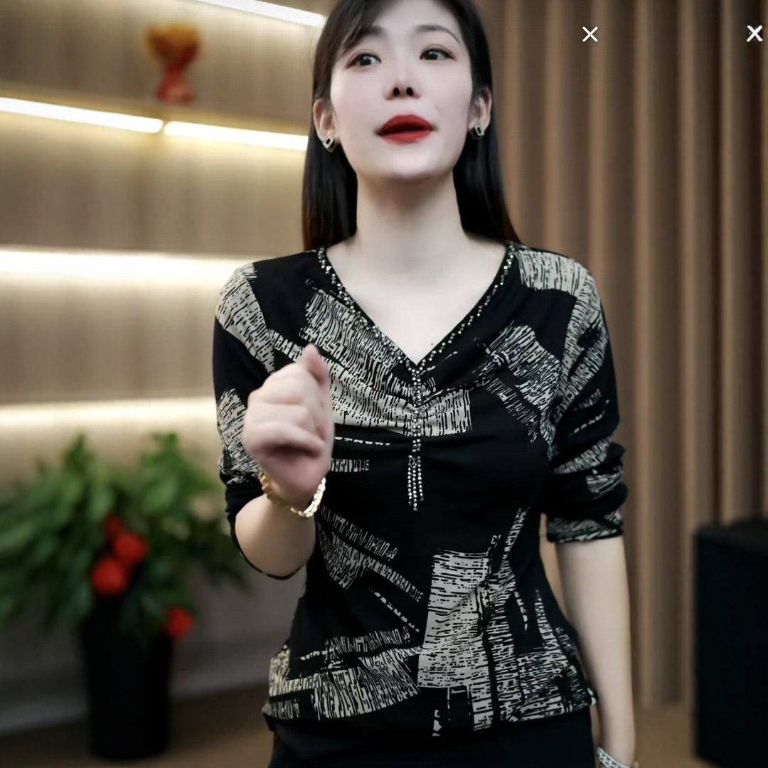 设计钉珠时尚印花长袖V领小衫