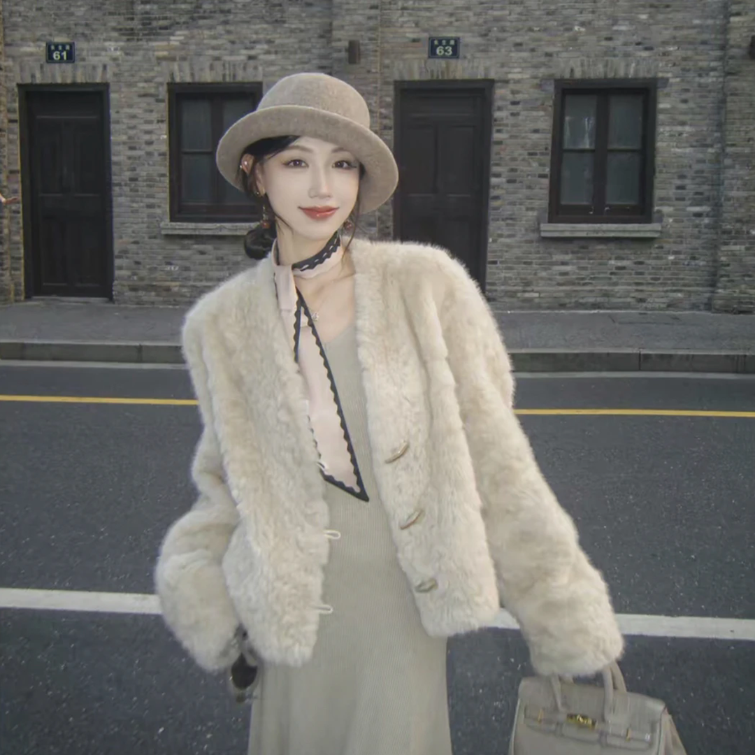 牛角扣V领毛毛外套时尚洋气精致