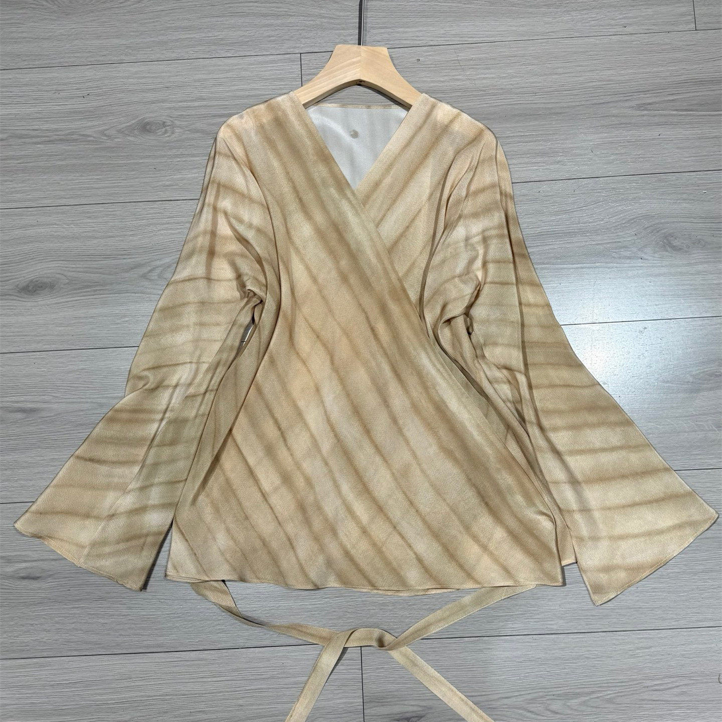 小众COR26新款真丝桑蚕丝条纹印花V领长袖衬衫女上衣交叉系带,女装/女士精品,真丝上装,淘宝优惠券,粉丝福利购,淘宝优惠卷