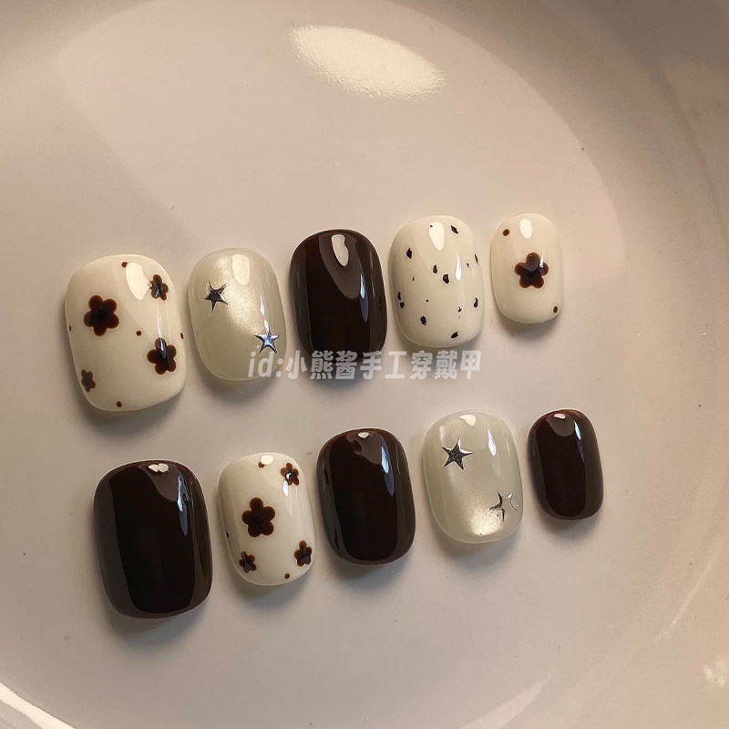 【奶咖星芒】短款手绘小花美甲2026新款高级感纯手工穿戴美甲贴片