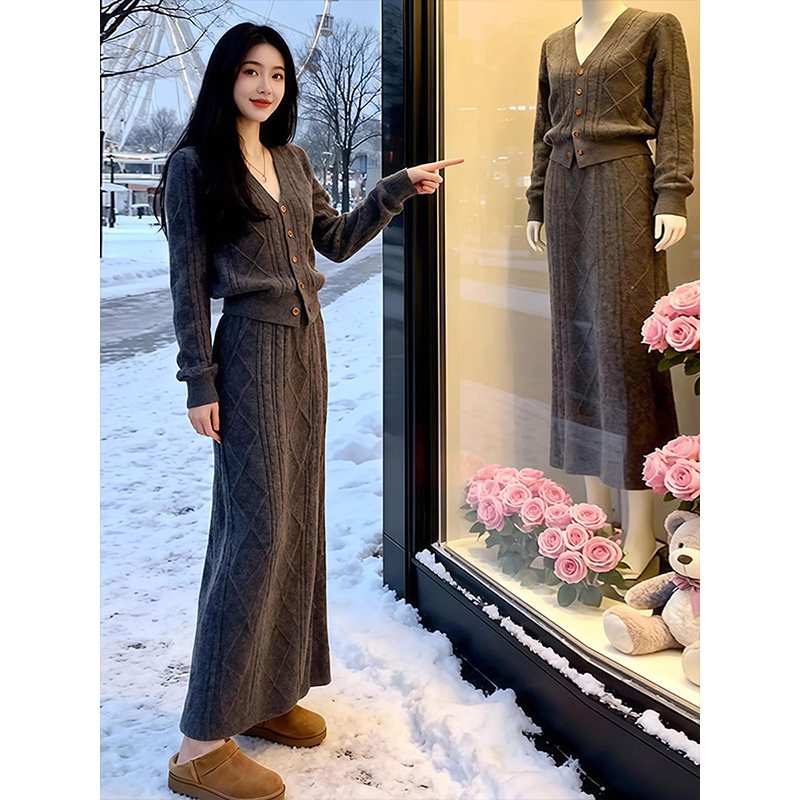 2025冬季超火一整套轻奢高级感减龄大方得体穿搭灰色针织衫套装裙