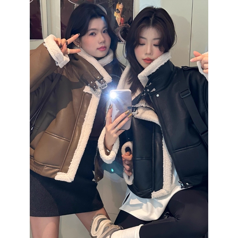 2025秋冬新款保暖时髦甜酷机车服风皮毛一体pu皮衣加绒短外套女潮