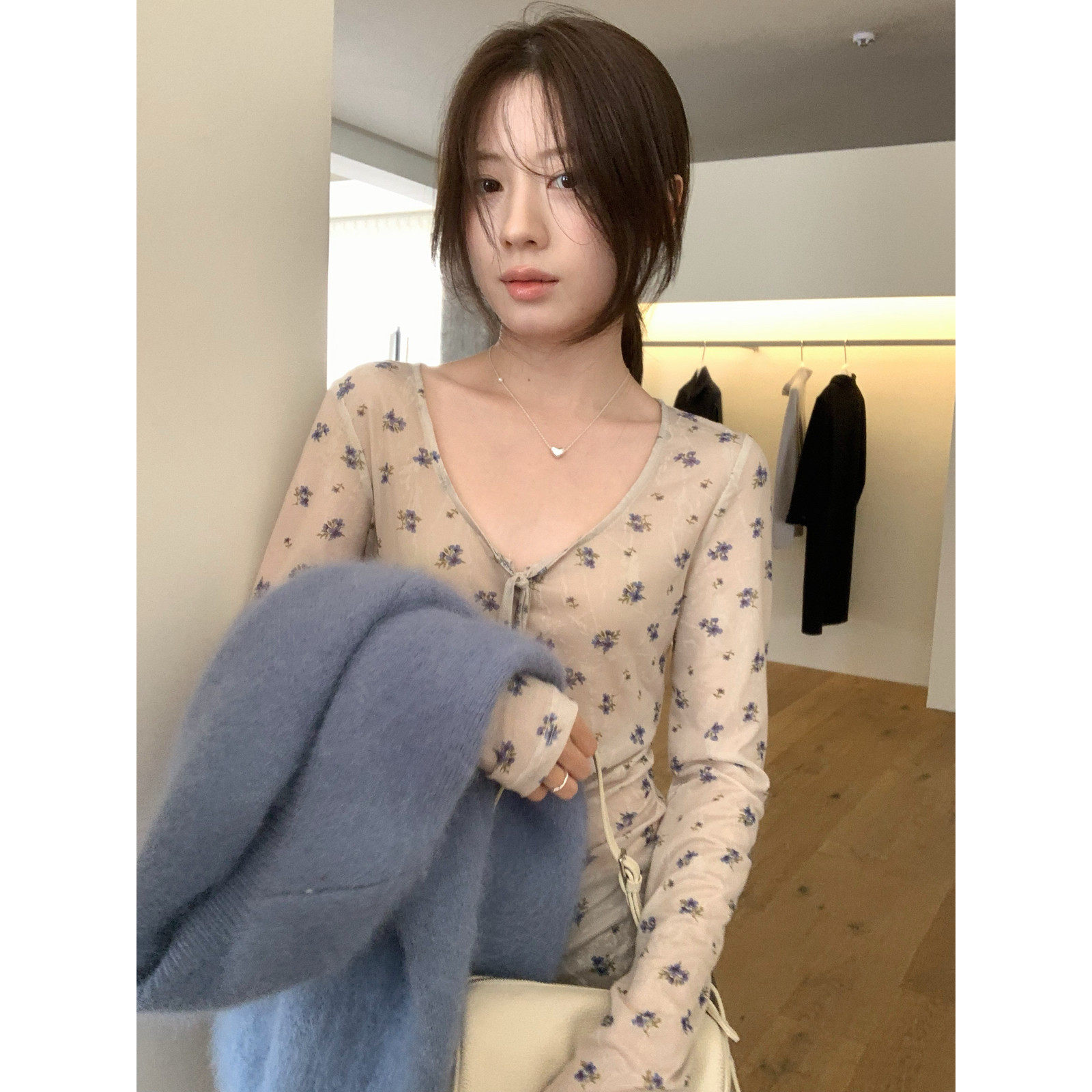仙仙儿显瘦百搭V领花朵小衫