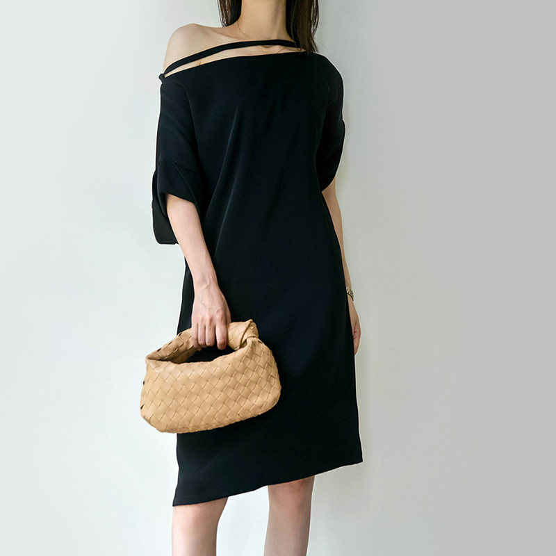 一字肩连衣裙女2020新款短袖露肩法式慵懒气质显瘦中长款小黑裙子