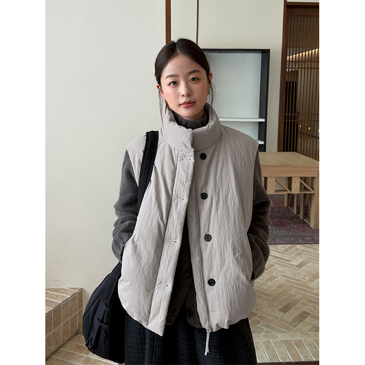 日系设计师topwhit 小个子百搭羽绒马甲女新款冬日外穿白鸭绒系扣