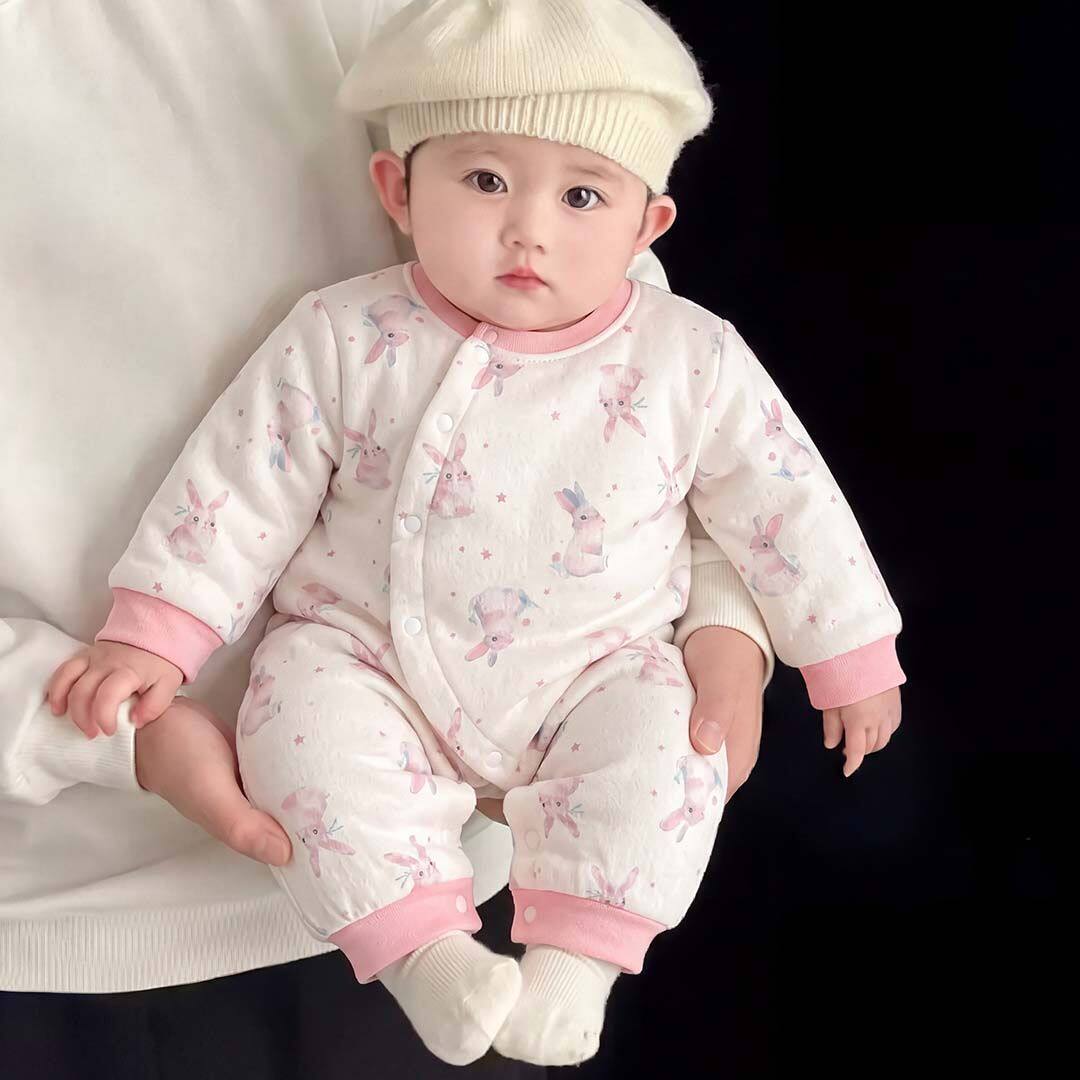 婴儿加棉连体衣宝宝50克夹棉秋冬无骨哈衣新生儿薄棉偏襟爬服柔软