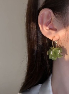 韩国时尚设计感绿色花瓣耳扣女2023年网红新款高级感百搭耳环