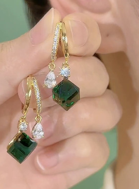 绿色方糖水晶耳环2024新款爆款气质百搭耳扣轻奢高级感耳钉耳饰女