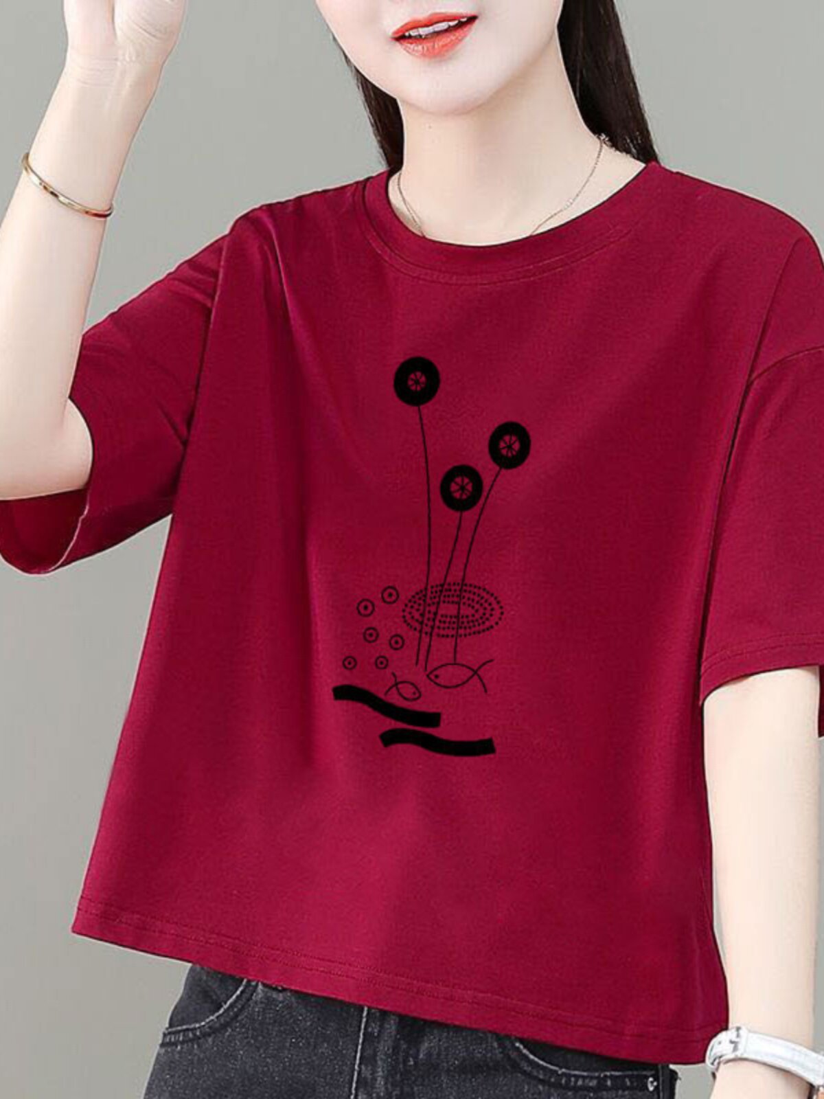 [면 함유] 패셔너블한 짧은 티셔츠 여름 신상 스타일 올해 인기 있는 트렌디하고 연령을 줄여주는 티셔츠 상의는 패셔너블하고 고상합니다