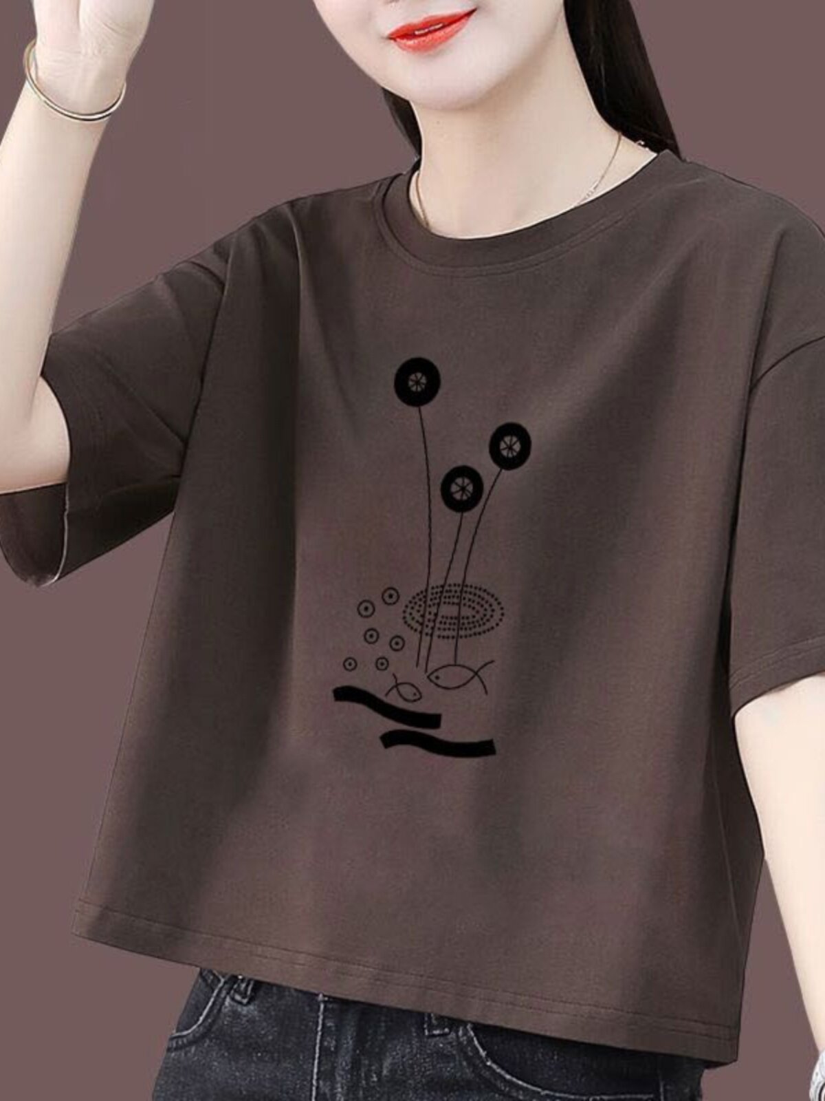 [면 함유] 패셔너블한 짧은 티셔츠 여름 신상 스타일 올해 인기 있는 트렌디하고 연령을 줄여주는 티셔츠 상의는 패셔너블하고 고상합니다