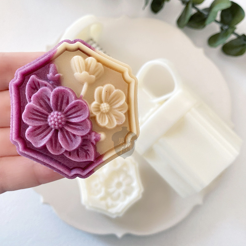 橡树果子新款六边形荷花并蒂莲造型绿豆糕点广式冰皮月饼模具75克