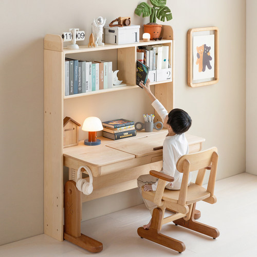 孩在好奇学习桌实木书架