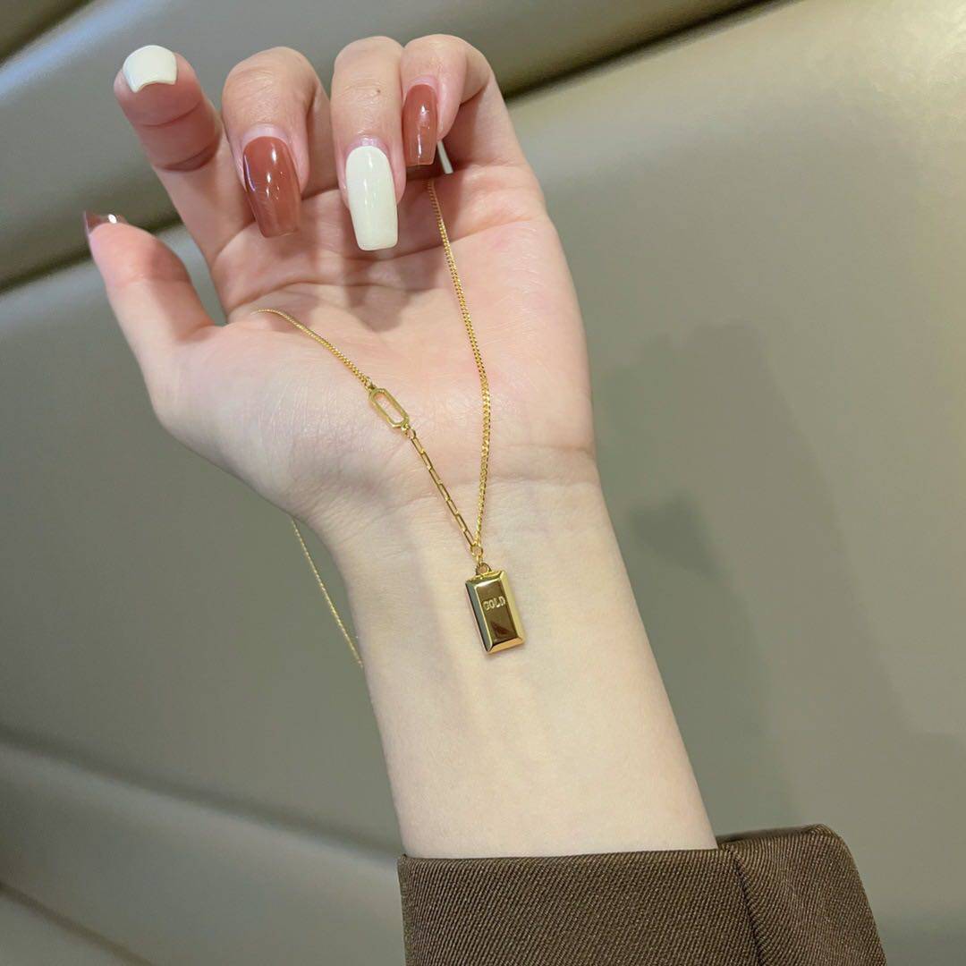 여성을위한 S  풍부한 작은 골드 바 벽돌 목걸이 2024 새로운 스타일 절묘한 포춘 골드 너겟 펜던트 봄과 여름