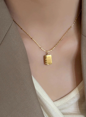 金色吊坠方牌项链女ins冷淡风小众设计锁骨链2023年新款简约配饰