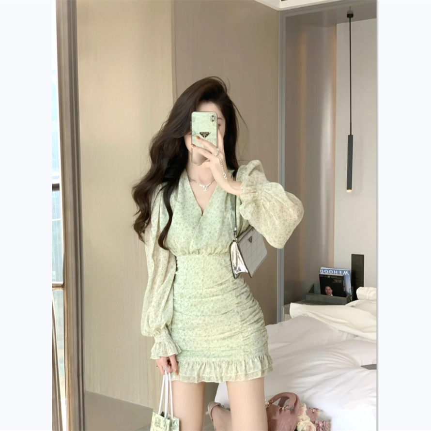 JustQin 她很漂亮 碎花连衣裙女春夏2022鱼尾v领短裙收腰包臀裙子