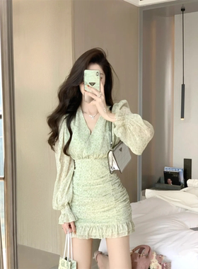 JustQin 她很漂亮 碎花连衣裙女春夏2022鱼尾v领短裙收腰包臀裙子