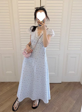 法式印花短袖连衣裙2024夏季海边度假收腰显瘦甜美蕾丝v领碎花裙