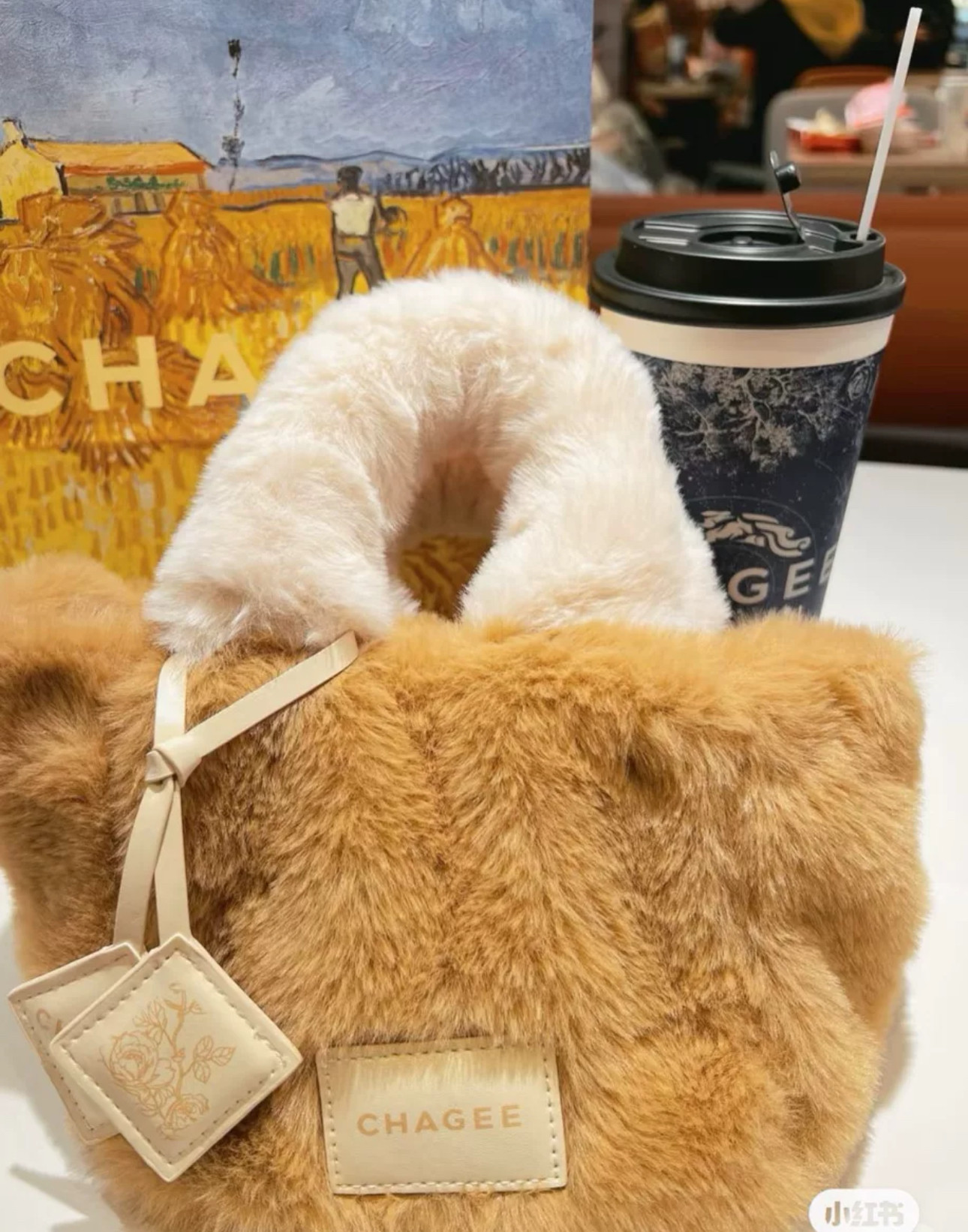 霸王茶姬上海限定暖意毛绒包