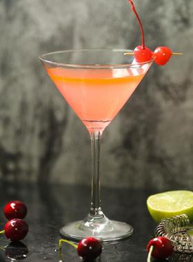 Lead-free crystal margarita glass martini glasses of red