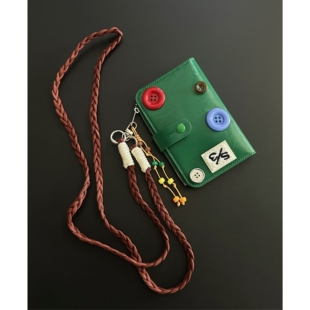 S/3纽扣红绿色皮革斜跨卡包便携收纳包小众护照包设计感穿搭单品