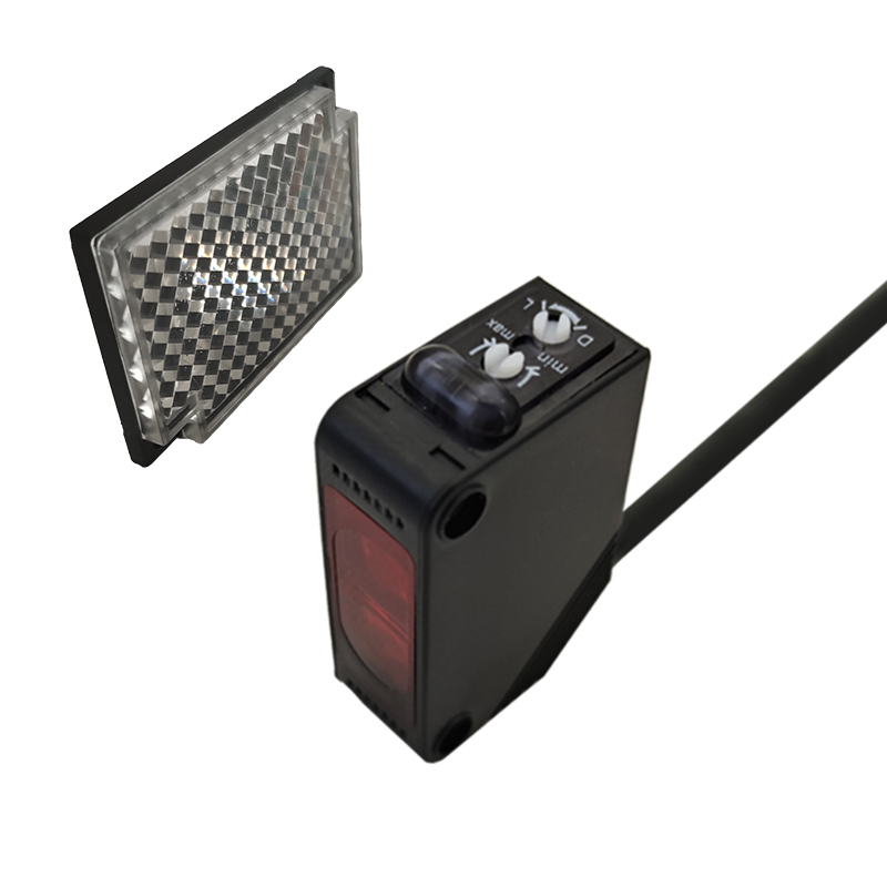24V方形反馈反射光电开关E3Z-R61/NPN/E3Z-R81/PNP/12V传感器