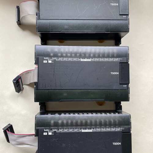功能正常议价 扩展模块，型号CP1W-TS004，数量三个，实物拍照