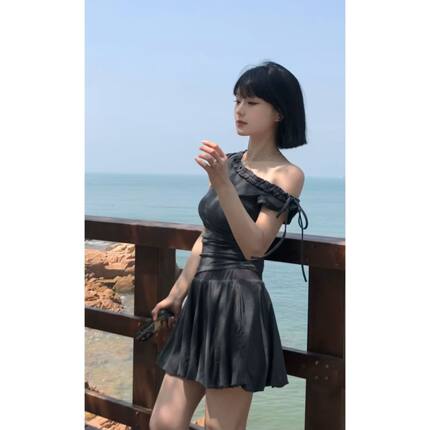 韩系纯欲少女感灰色不规则斜肩木耳边上衣花苞短裙显瘦套装