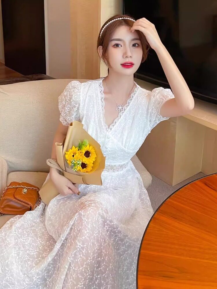 여름 새 스타일 허리를 감싸는 차 브레이크 프렌치 스커트 여성 중간 길이 V 넥 레이스 중공 첫사랑 화이트 드레스