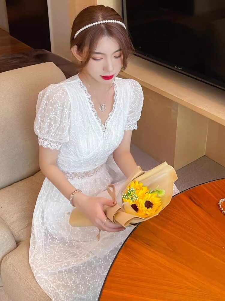 여름 새 스타일 허리를 감싸는 차 브레이크 프렌치 스커트 여성 중간 길이 V 넥 레이스 중공 첫사랑 화이트 드레스